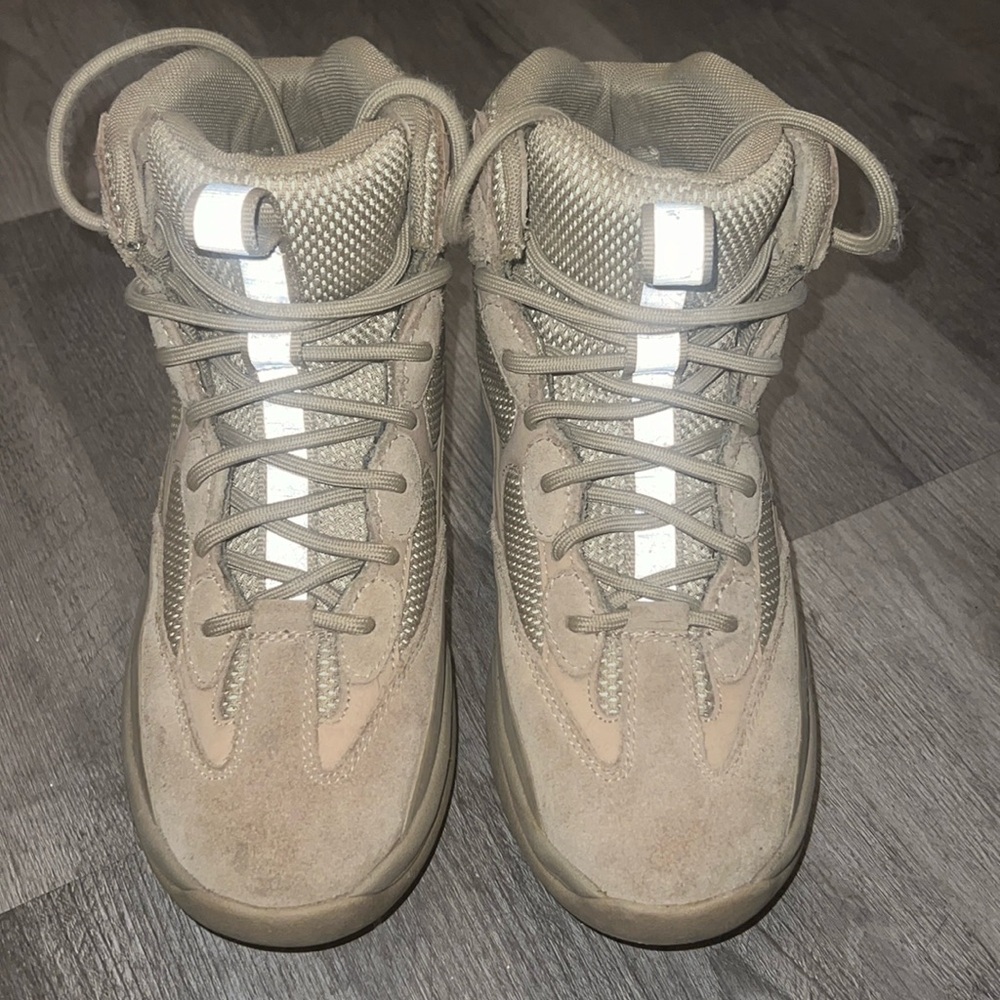 These are the desert Yeezy boots,size 8 women’s, they are in a nice condition!